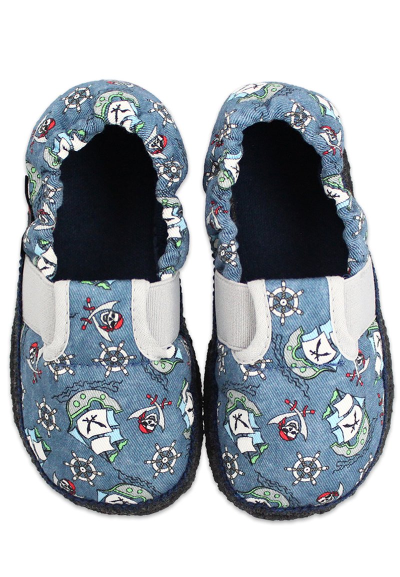 Blauwe stoffen slippers met een piraten- en nautisch thema patroon, elastische boord en grijze rubberen zool voor grip.