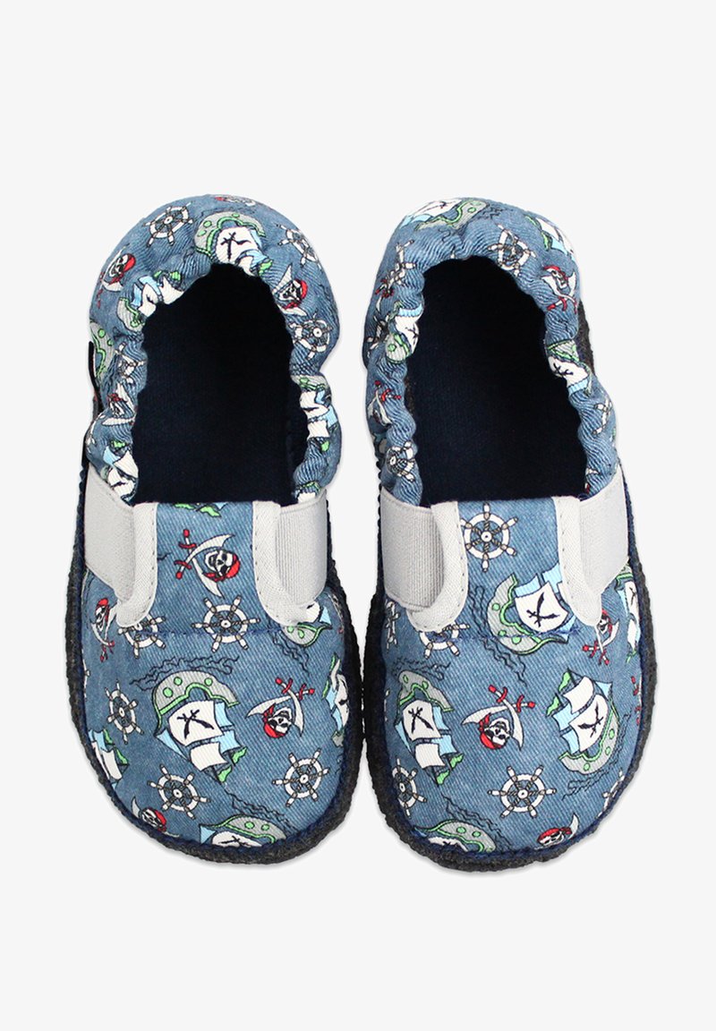 Blauwe stoffen slippers met een piraten- en nautisch thema patroon, elastische boord en grijze rubberen zool voor grip.