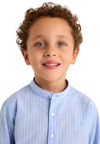 Camisa de rayas azul claro con cuello chino, cierre de botones y detalle bordado. Textura suave, ajuste entallado y mangas cortas.