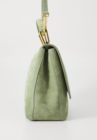 Sac à main en daim vert avec quincaillerie dorée, forme structurée et poignées doubles. Présente des coutures visibles et une texture douce.