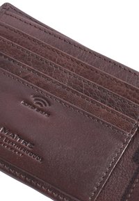 Cartera de cuero marrón con múltiples ranuras para tarjetas, bordes cosidos, superficie texturada y logotipo en relieve "RFID Safe".