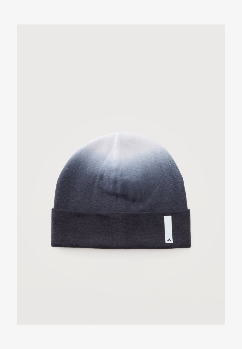 Bonnet en laine avec un dégradé du noir au blanc et un revers noir comportant un petit patch logo rectangulaire blanc à l’avant.