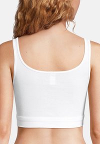 Weißes Baumwoll-Cropped-Top mit rundem Ausschnitt und breiten Trägern, mit glatter Textur und elastischem Saum. Minimalistisches Design, keine sichtbaren Muster.