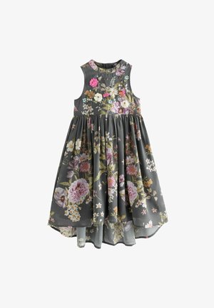 Robe fleurie grise à manches sans, avec une taille froncée et des motifs de fleurs roses et blanches variés ; tissu léger et fluide.
