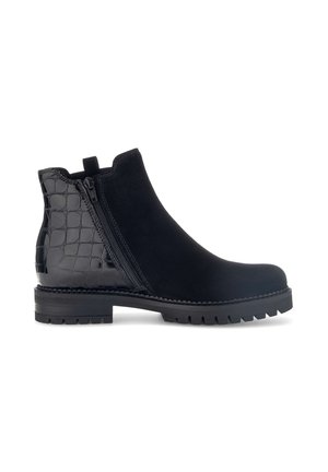 Bottes chelsea noires en cuir suédé et en cuir patent en croco, avec des panneaux élastiques sur les côtés et une semelle robuste.