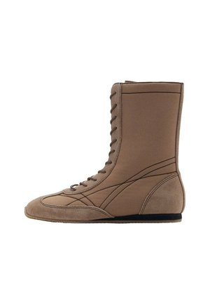Bota alta de ante marrón con punta redondeada, cierre de cordones en la parte delantera, diseño elegante, paneles laterales texturizados y suela de goma negra.