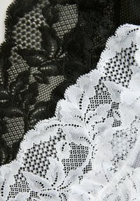 Deux tissus en dentelle : noir avec des motifs floraux et un tissage ouvert ; blanc avec des motifs de feuilles détaillés et des bords festonnés.