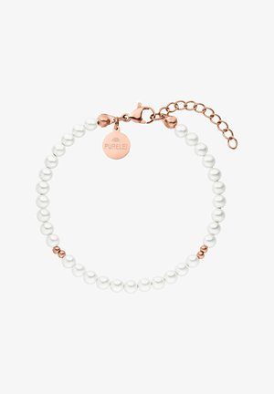 Weißes Perlenarmband mit roségoldenen Akzenten, ausgestattet mit einem Karabinerverschluss und einer Verlängerungskette. Graviertes Etikett mit "PURELEI"-Logo.