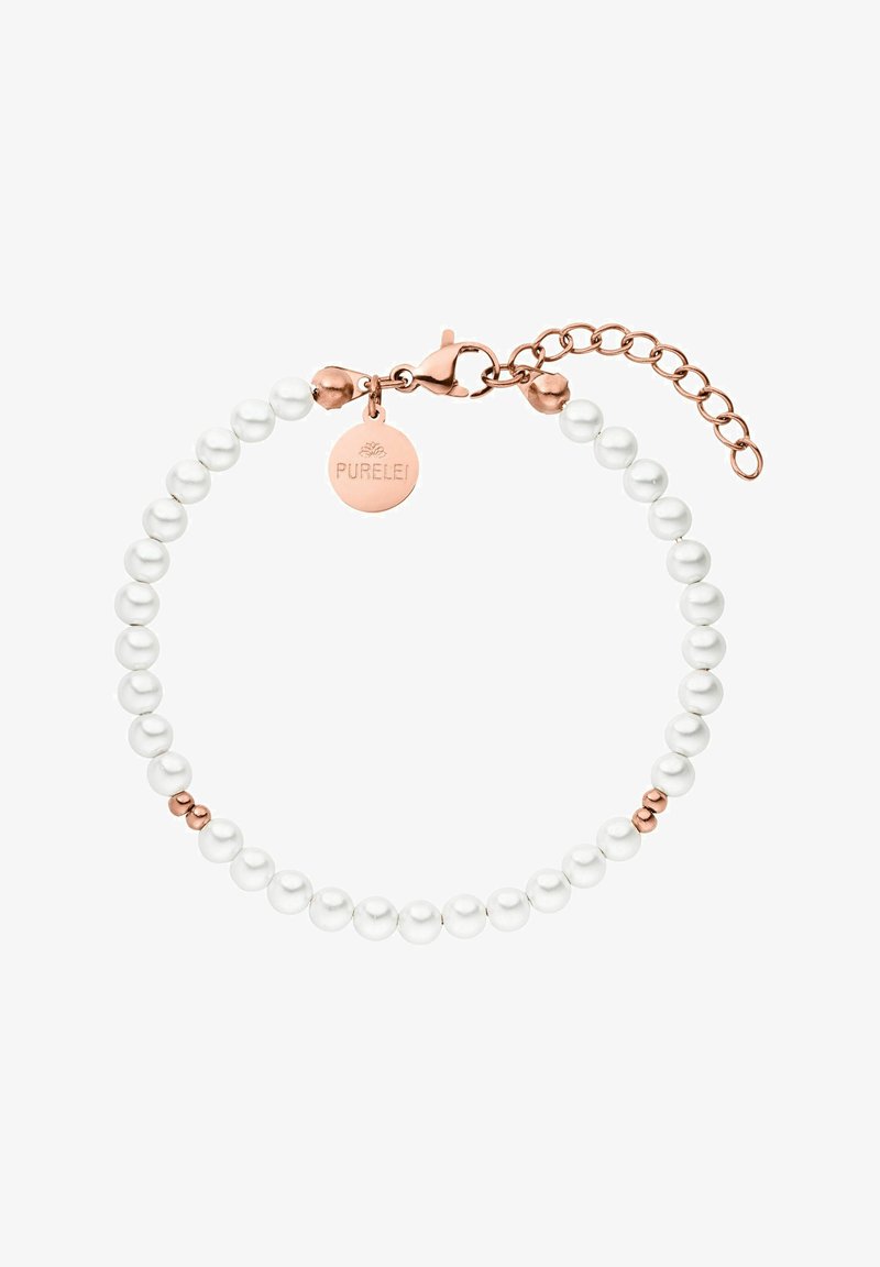 Weißes Perlenarmband mit roségoldenen Akzenten, ausgestattet mit einem Karabinerverschluss und einer Verlängerungskette. Graviertes Etikett mit "PURELEI"-Logo.