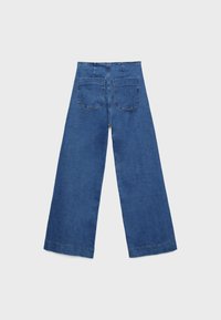 Pantalons en denim bleu à jambe large avec taille haute, deux poches arrière et ourlet propre. Fabriqués à partir d'un tissu texturé, mettant en valeur un design classique en denim.