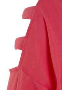 Korallenfarbene Strickkleidung mit Ausschnitten an den Schultern, aus glattem Gewebe und weichem Material. Das Design legt den Fokus auf zeitgenössische Details.