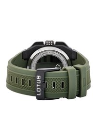 Orologio con cinturino in gomma verde, cassa in fibra di carbonio, hardware argentato, dettagli testurizzati e fibbia nera sicura.