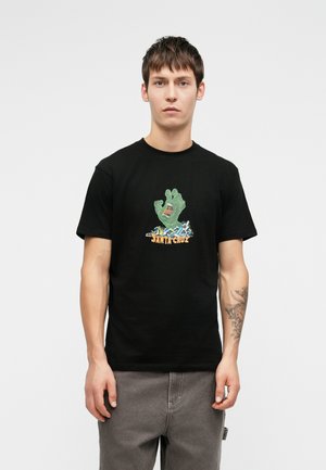 Czarny bawełniany t-shirt z kolorową grafiką zielonej dłoni i gór, z napisem "SANTA CRUZ" w pomarańczowym kolorze na dole.