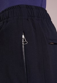 Joseph Broek - dark blue
