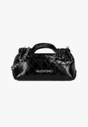 Sac à main en cuir matelassé noir avec haut froncé, poignée courte et bandoulière chaîne amovible. Comprend un logo "Valentino" argenté sur le devant.