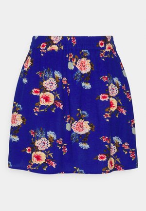 Niebieska kwiecista spódnica z marszczonym pasem, plisowanym wzorem oraz motywem róż i małych kwiatów w różnych kolorach.