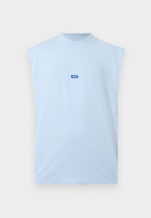 Ανοιχτό μπλε αμάνικο μπλουζάκι με στρογγυλή λαιμόκοψη και μικρό, κεντρικά τοποθετημένο μπλε λογότυπο "HUGO" στο στήθος.