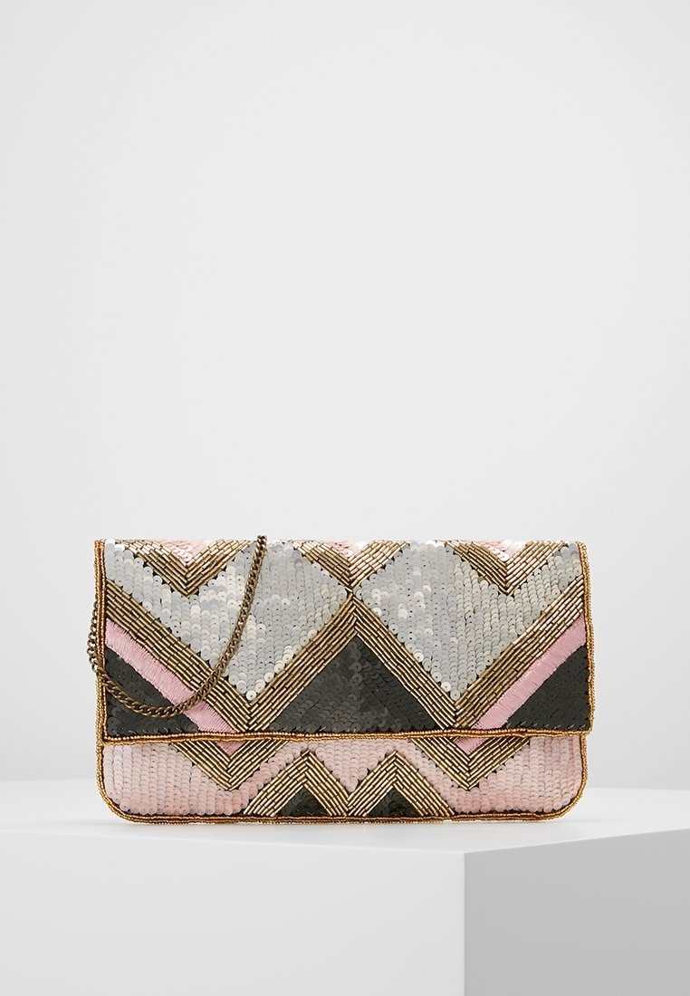 Bolso de mano con cuentas y diseño geométrico, con lentejuelas plateadas, negras y rosas, una cadena dorada y una solapa plegable.
