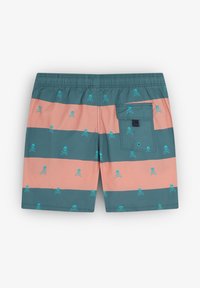 Un short de bain pour homme avec des rayures vertes et roses, présentant de petits motifs de crânes et de tibias turquoise, une taille élastique et une poche arrière.