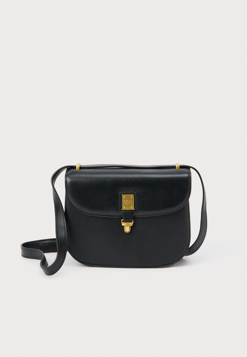 Borsa a spalla in pelle nera con pattina curva, hardware dorato e tracolla regolabile. Design compatto con una texture liscia e dettagli sottili.