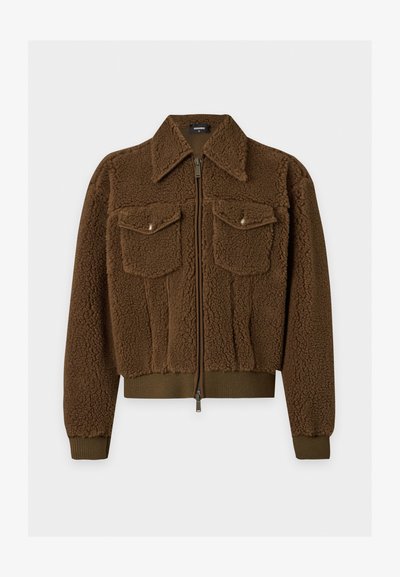 Veste sherpa marron zippée avec deux poches avant à rabat, col large et poignets et bas côtelés sur un fond neutre.