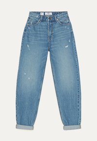 Vaqueros mom de talle alto en azul claro con puños remangados, detalles sutilmente desgastados, botón frontal y diseño de cinco bolsillos.