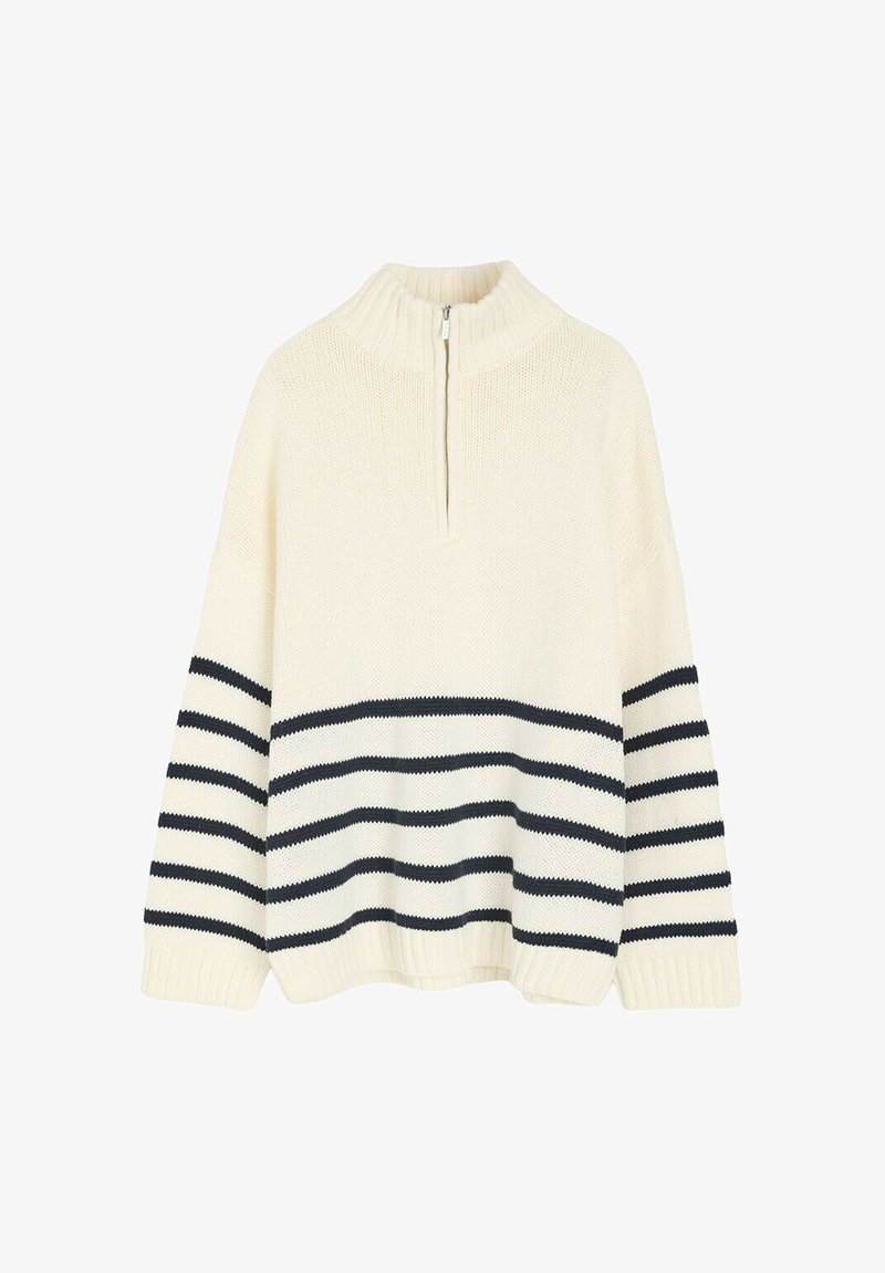Kremowy sweter z wysokim kołnierzem i pół-zamkiem, z poziomymi granatowymi paskami na rękawach. Gruba dzianina i ściągacze.