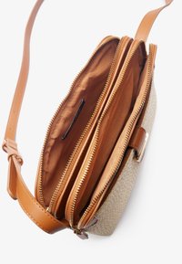 Borsa a tracolla marrone chiaro e beige con due scomparti con zip e tracolla regolabile, mostrata aperta dall'alto.