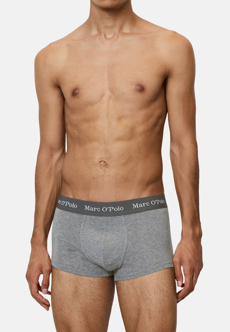 Graue Baumwoll-Boxershorts mit einem dunkelgrauen Bund, der das weiße Branding "Marc O'Polo" zeigt. Figurbetontes Design mit glatter Textur.