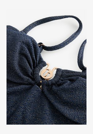 Marineblaues, strukturiertes Bikinioberteil mit verstellbaren Trägern und einem gerafften Mittelteil. Verfügt über eine Verschlussdetails in Goldoptik.