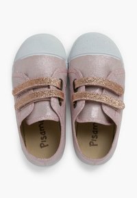 Różowe, błyszczące buty z dwoma różowymi paskami na rzepy, białą gumową osłoną palców i podeszwą, miękkim materiałem górnym oraz beżową wkładką.