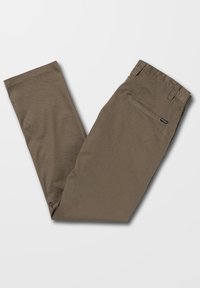 Pantalon décontracté marron plié avec une poche arrière visible et des passants de ceinture, posé à plat sur un fond clair.