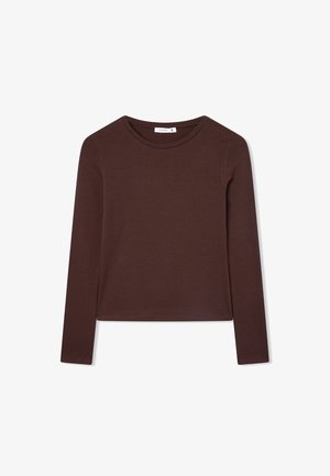 Brązowa bluzka z długim rękawem wykonana z miękkiej dzianiny bawełnianej. Posiada okrągły dekolt oraz skrócony krój bez widocznych wzorów i dodatków.