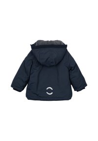 Jachetă izolată de culoare bleu marin, cu glugă detașabilă, căptușeală gri și logo reflectorizant pe spate. Prezintă manșete elastice și o textură netedă.