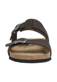 Sandali in pelle marrone con due cinturini regolabili, fibbie argentate, soletta in sughero e suola in gomma nera. Parte superiore testurizzata e design traspirante.