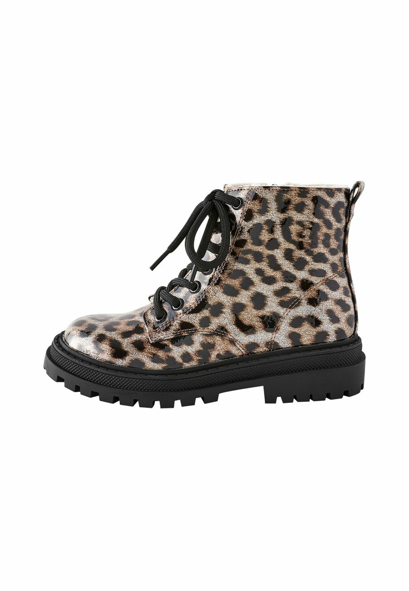 Bottines à imprimé léopard en matériau brillant, avec des lacets noirs, une semelle épaisse et des accents métalliques. Elles possèdent une pointe arrondie et une languette d'enfilage.