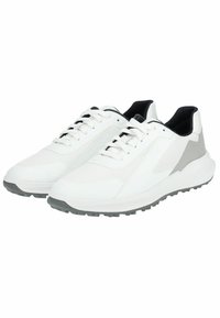 Zapatillas deportivas blancas con un upper texturizado, que presentan acentos negros y un talón gris. La suela tiene un dibujo de banda para mayor tracción.