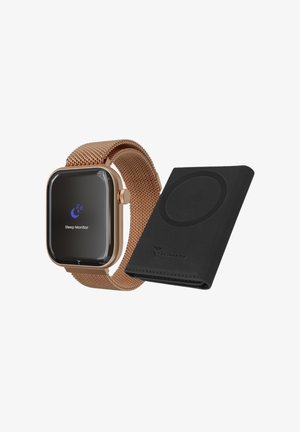Smartwatch mit einem goldenen Netzarmband, quadratischem Ziffernblatt, das eine Schlafüberwachungsfunktion anzeigt, neben einer schwarzen Lederbörse mit einem kreisförmigen Design.