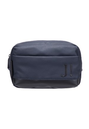 Trousse de maquillage en nylon bleu marine avec une texture lisse, de forme rectangulaire, et logo "J!" embossé à l'avant. Fermeture éclair.
