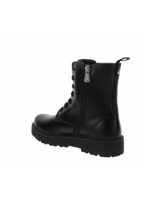 Bota de combate de cuero negro con suela gruesa y estriada, parte delantera con cordones, cremallera lateral y una lengüeta en la parte posterior.
