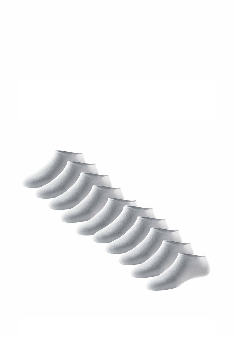 Zehn Paar weiße Knöchelsocken sind in einer diagonalen Linie auf einem weißen Hintergrund angeordnet.