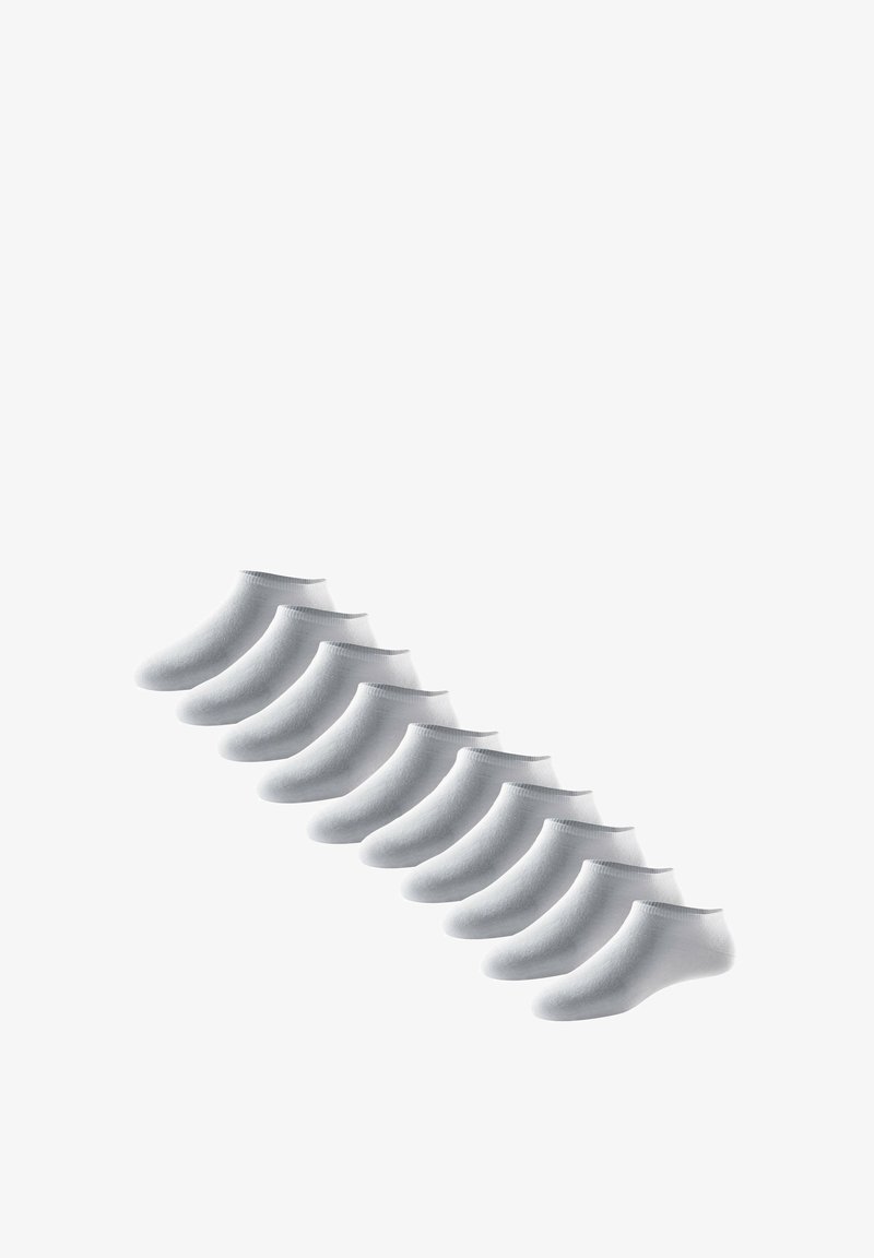 Dieci paia di calzini bianchi alla caviglia disposti in una linea diagonale su uno sfondo bianco.