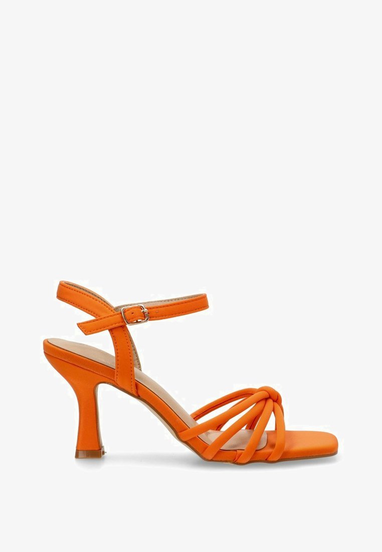 Sandalia de tacón alto naranja con diseño anudado, correa en el tobillo ajustable y suela texturizada. Tacón stiletto con acabado suave.