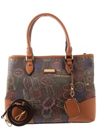 Brązowa torebka z kolorowymi wzorami pieczątek paszportowych. Posiada jasnobrązowe skórzane elementy, podwójne uchwyty oraz odpinany pasek na ramię. Złote okucia.
