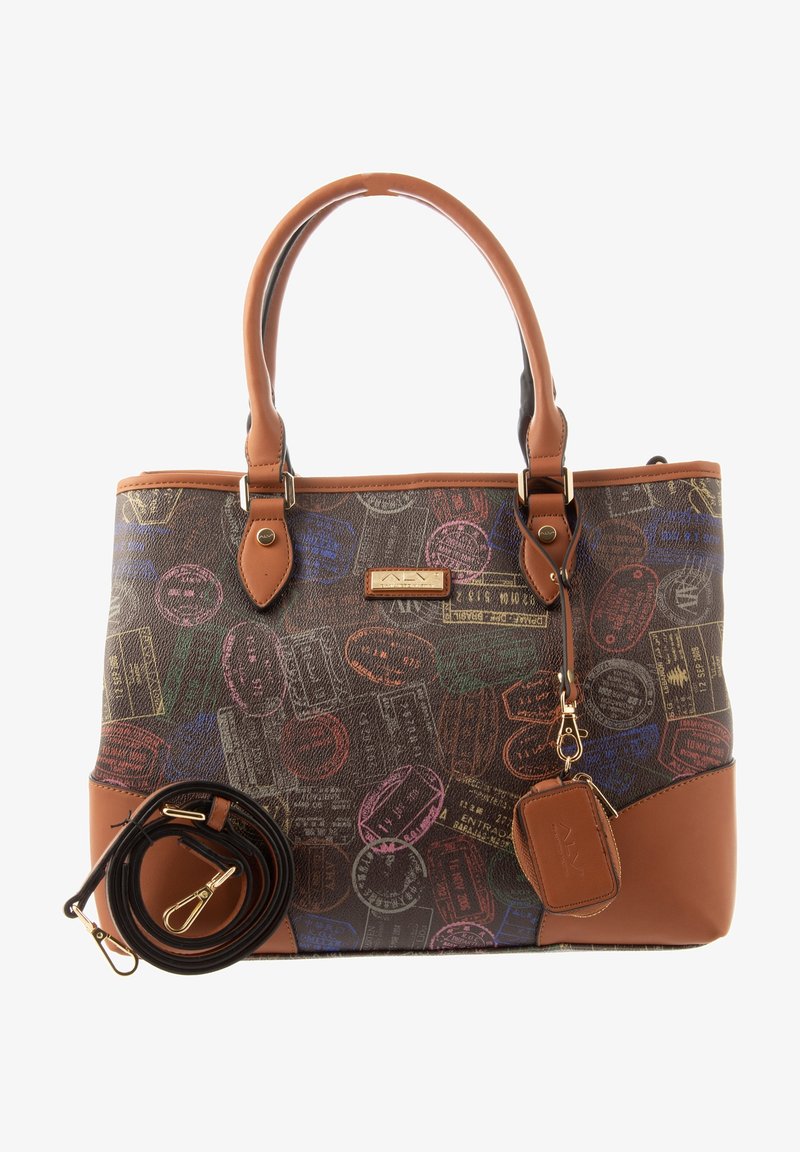 Brązowa torebka z kolorowymi wzorami pieczątek paszportowych. Posiada jasnobrązowe skórzane elementy, podwójne uchwyty oraz odpinany pasek na ramię. Złote okucia.