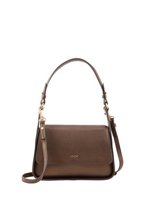 Borsa a tracolla in pelle marrone con chiusura a patta, ferrature dorate, tracolla regolabile e nome del brand "JOOP!" sul davanti.