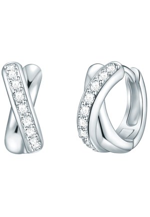 Silberohrringe mit einem gedrehten Design, die eine Reihe klarer Steine auf einem schlanken Band zeigen. Glatte Oberfläche, modernes Shape, keine sichtbaren Verschlüsse.