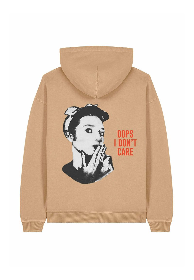 Felpa con cappuccio in cotone beige, caratterizzata da una stampa grafica nera di un volto e dal testo rosso "OOPS I DON'T CARE" sul retro.
