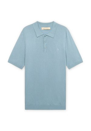 Lichtblauw poloshirt met korte mouwen, drie knopen en een klein geborduurd logo op de linkerborst.
