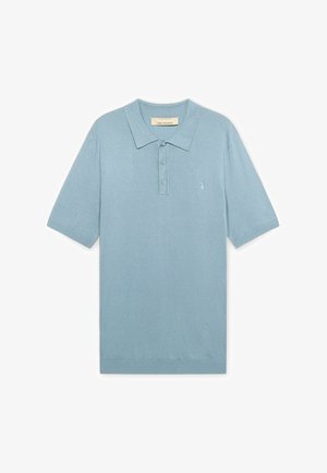 Polo de manga corta de color azul claro con tres botones y un pequeño logo bordado en el pecho izquierdo.